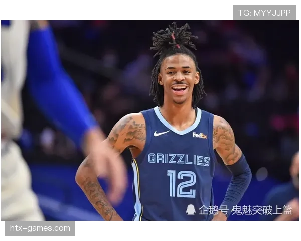 德文·布克这生活也太高级了吧，连吃顿饭都像走红毯一样豪气！